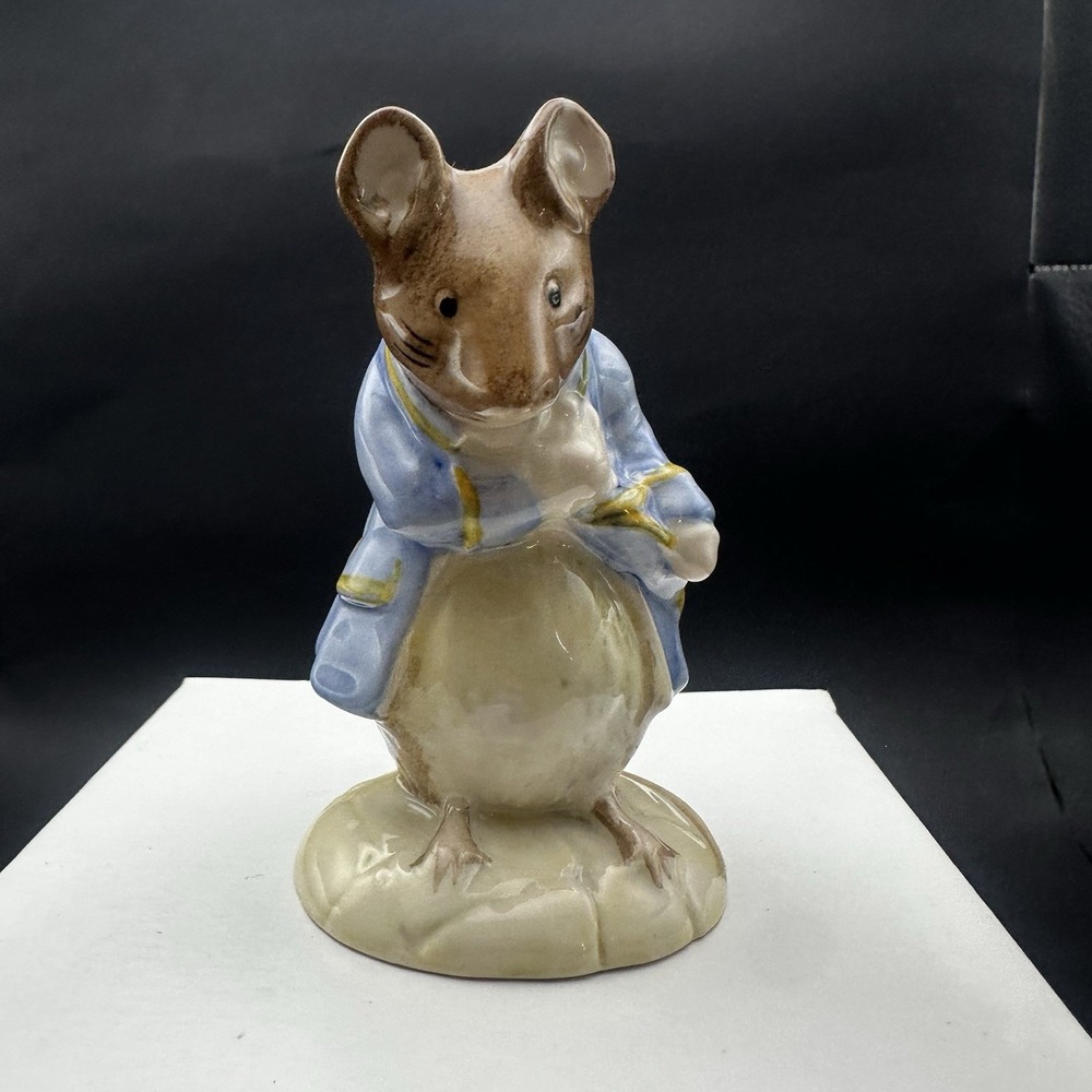 Vintage 1989 BEATRIX POTTER Gentleman Mouse Made a Bow Royal Albert Figurine